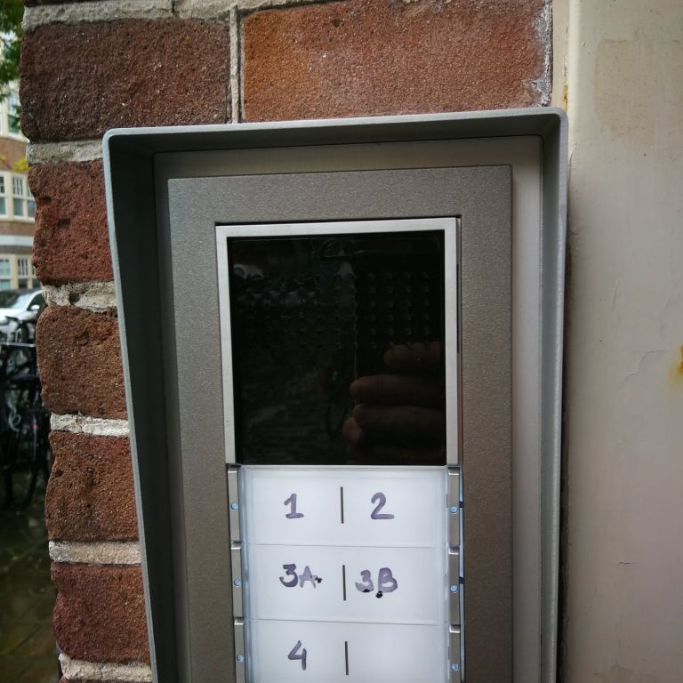 Intercom of deurbel: Installeren (voor een appartement) en reparati...