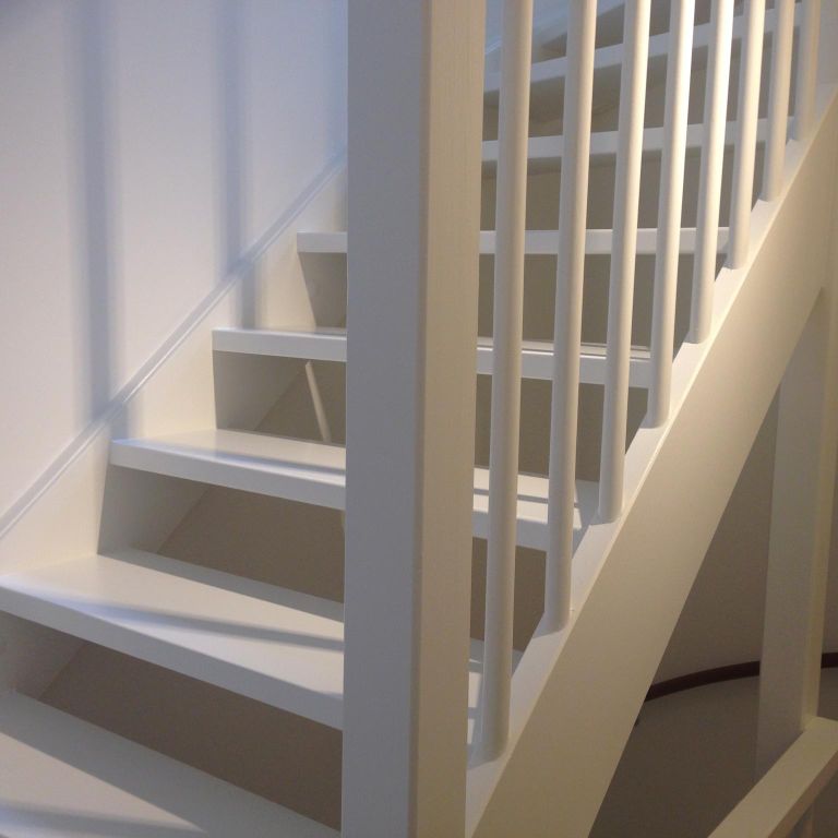 Schilderen trappen en aangrenzend houtwerk boven en beneden (m.u.v....