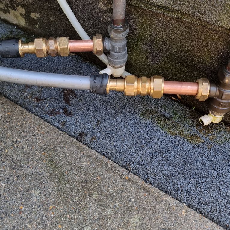 Waterleiding en riolering: Kapotte leiding repareren; Leidingen of...