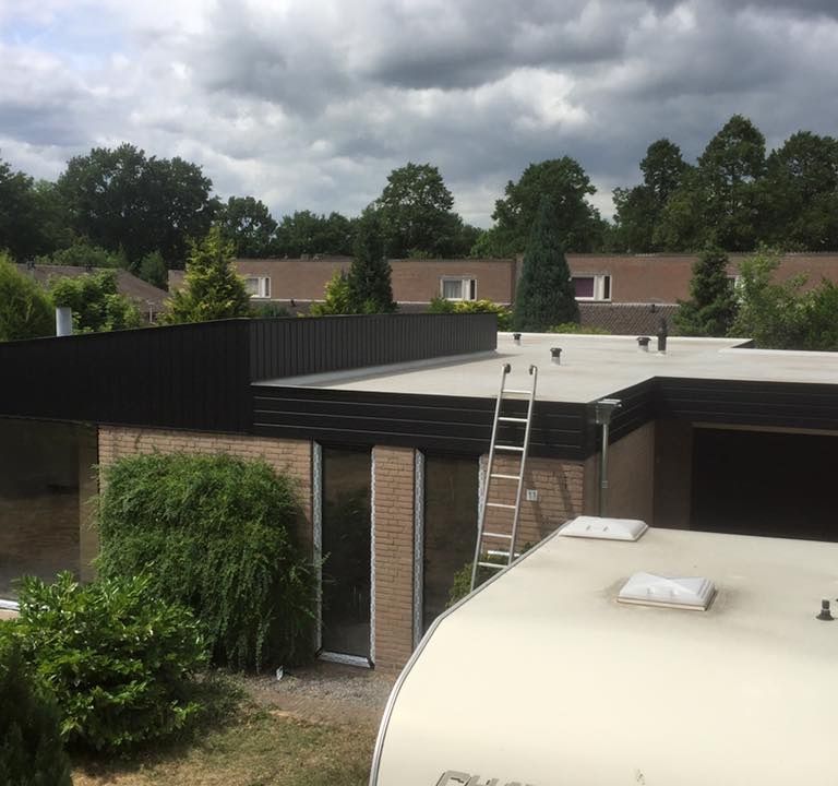 Dakrenovatie (plaatsen bitumen)en aanbrengen isolatie op bungalow 2...