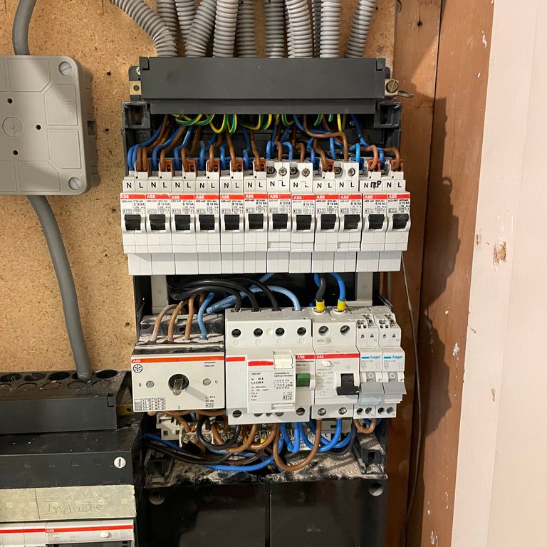 Groepenkast installeren of vervangen: 24 groepen; Reparatie / stori...