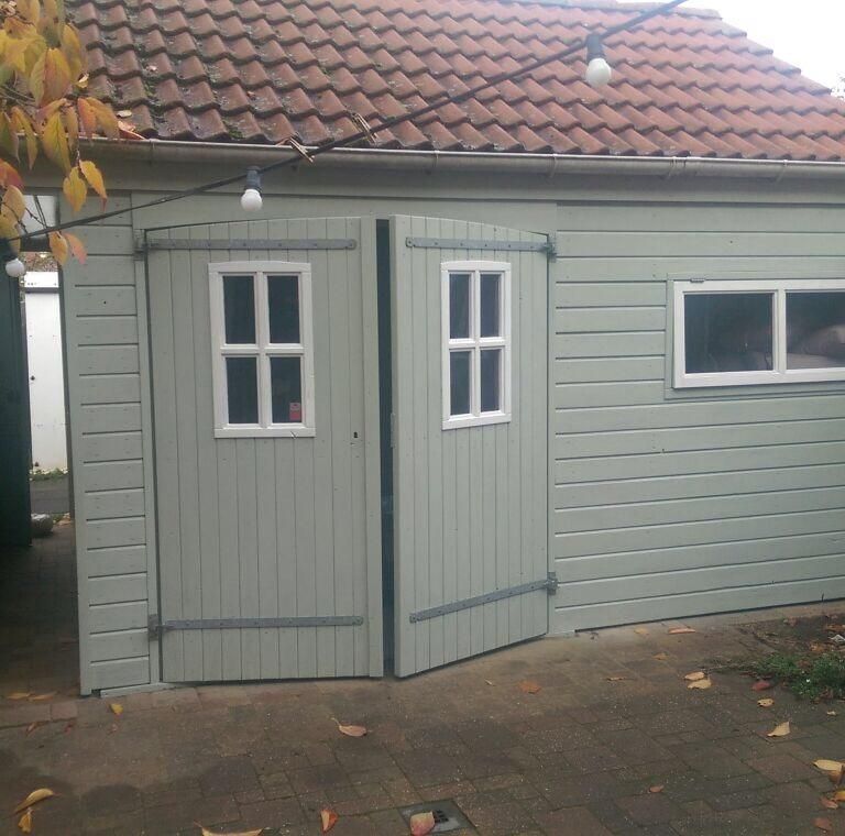 Schuur schuren en verven. Ongeveer 22m2