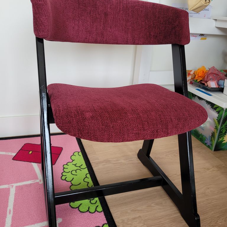 Stofferen: 4 meubels; Eetkamer stoelen