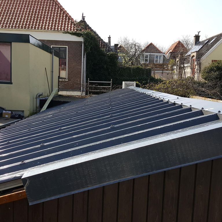dakplaten vervangen en dakgoot circa 150 m2