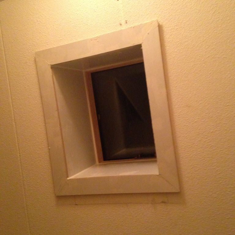 [Spoed] Dakraam zolder vervangen (kozijn + glas) na stormschade