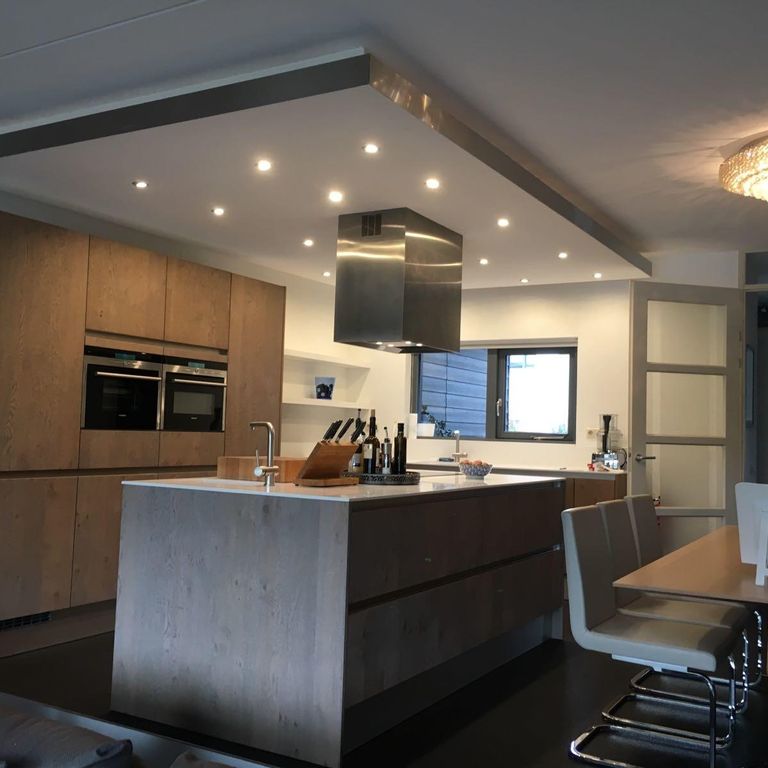 Verlaagd plafond in keuken met dimbare LED inbouwspotjes aanbgrengen