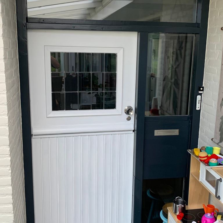 Deurkozijn met deur en glas plaatsen