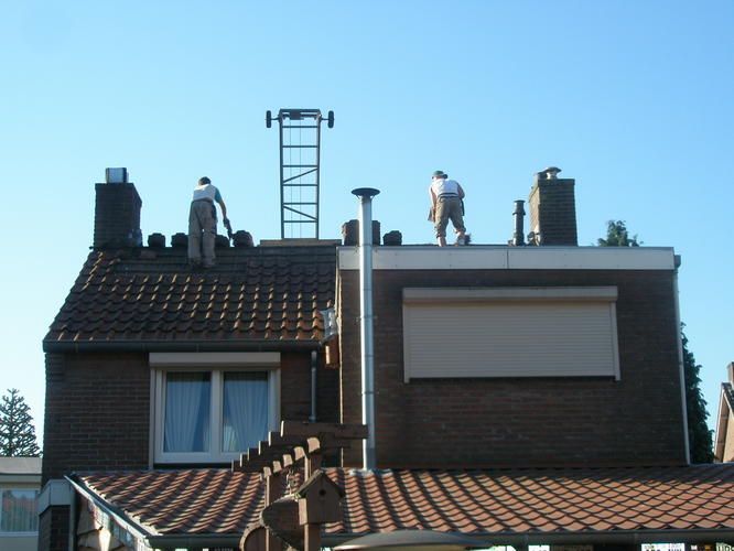 Vervangen van oude dakpannen.