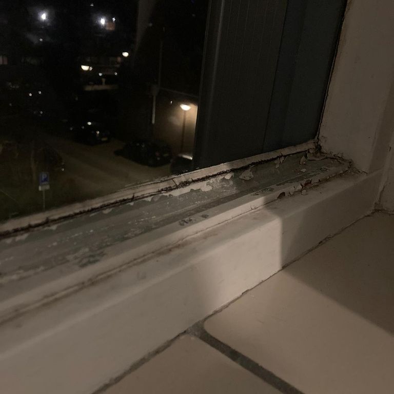 Binnenschilderwerk: 2 raamkozijnen