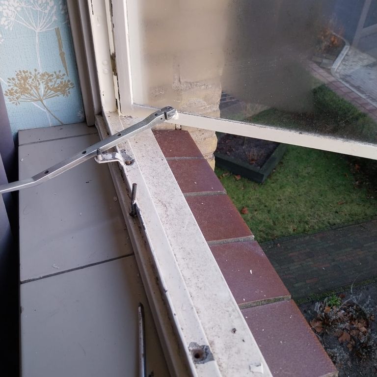 Raamkozijnen: 3 kozijnen; Draaikozijnen