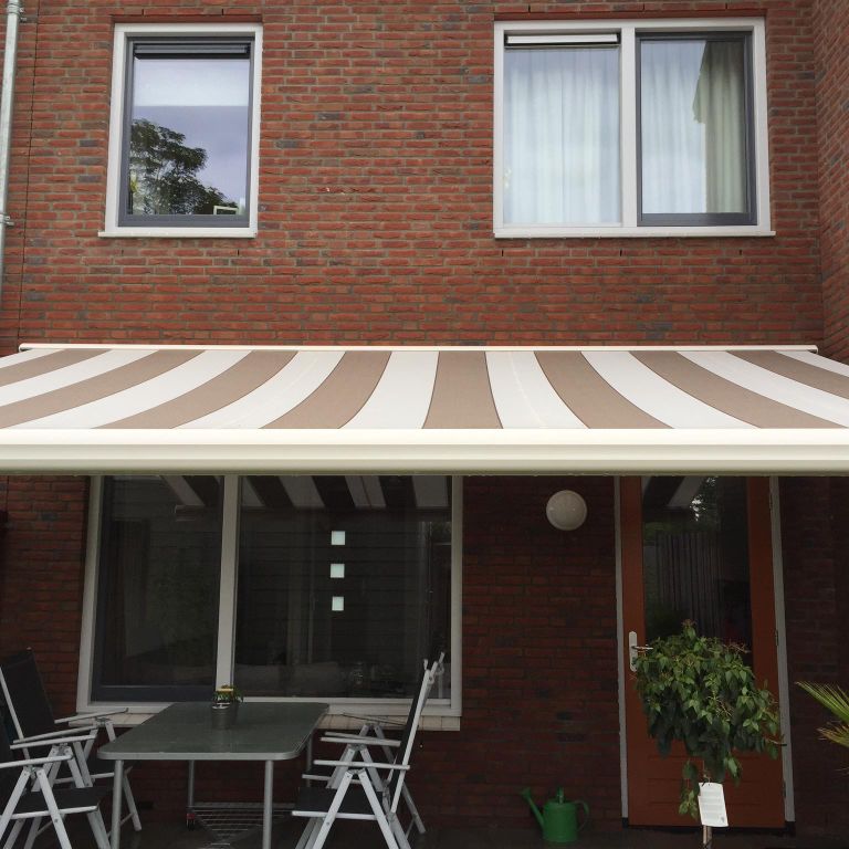Zonnescherm demonteren en monteren 5meter lang en 3 meter uitval