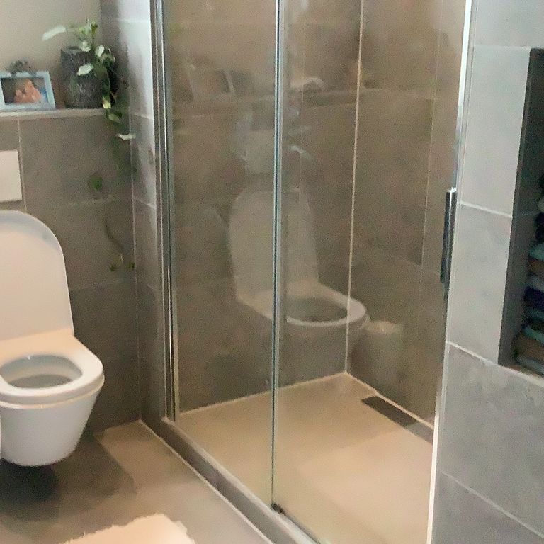 Badkamer: 1,3 m²; Vervangen vloer douche 140 x 85 ivm lekkage 