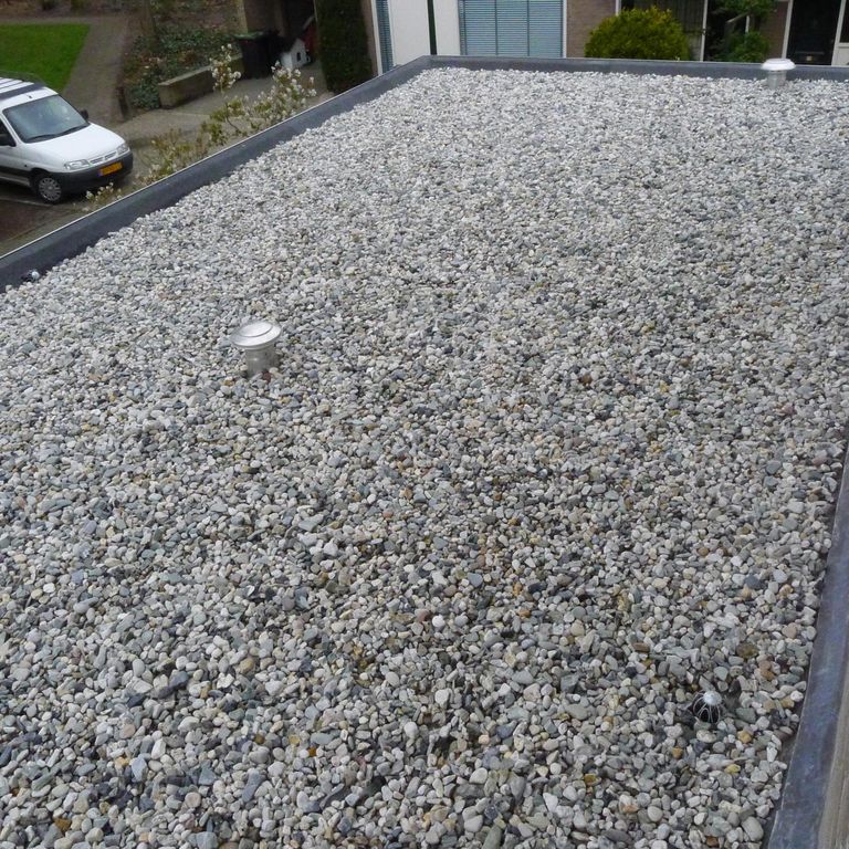 Bitumen en grind vervangen op plat dak. Ongeveer 50 m2