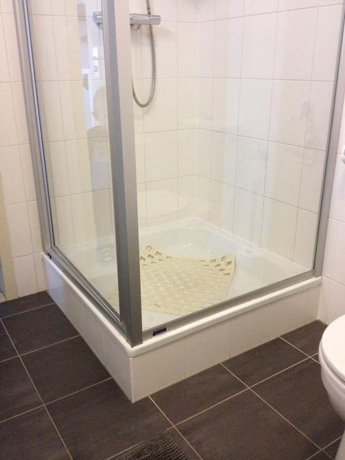 verwijderen van kit herkitten van douche bak. Werkspot