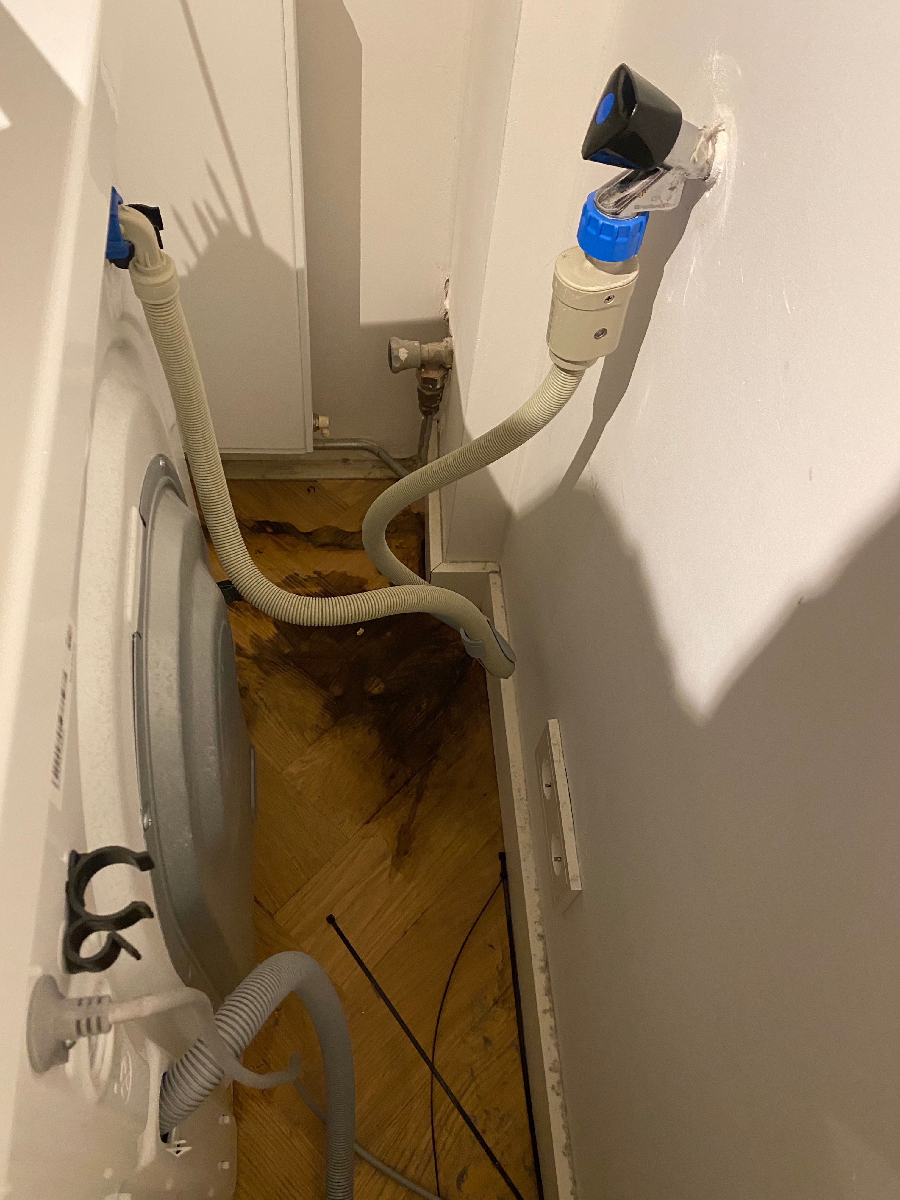 Lekkage De kraan / slang naar de wasmachine lekt Werkspot