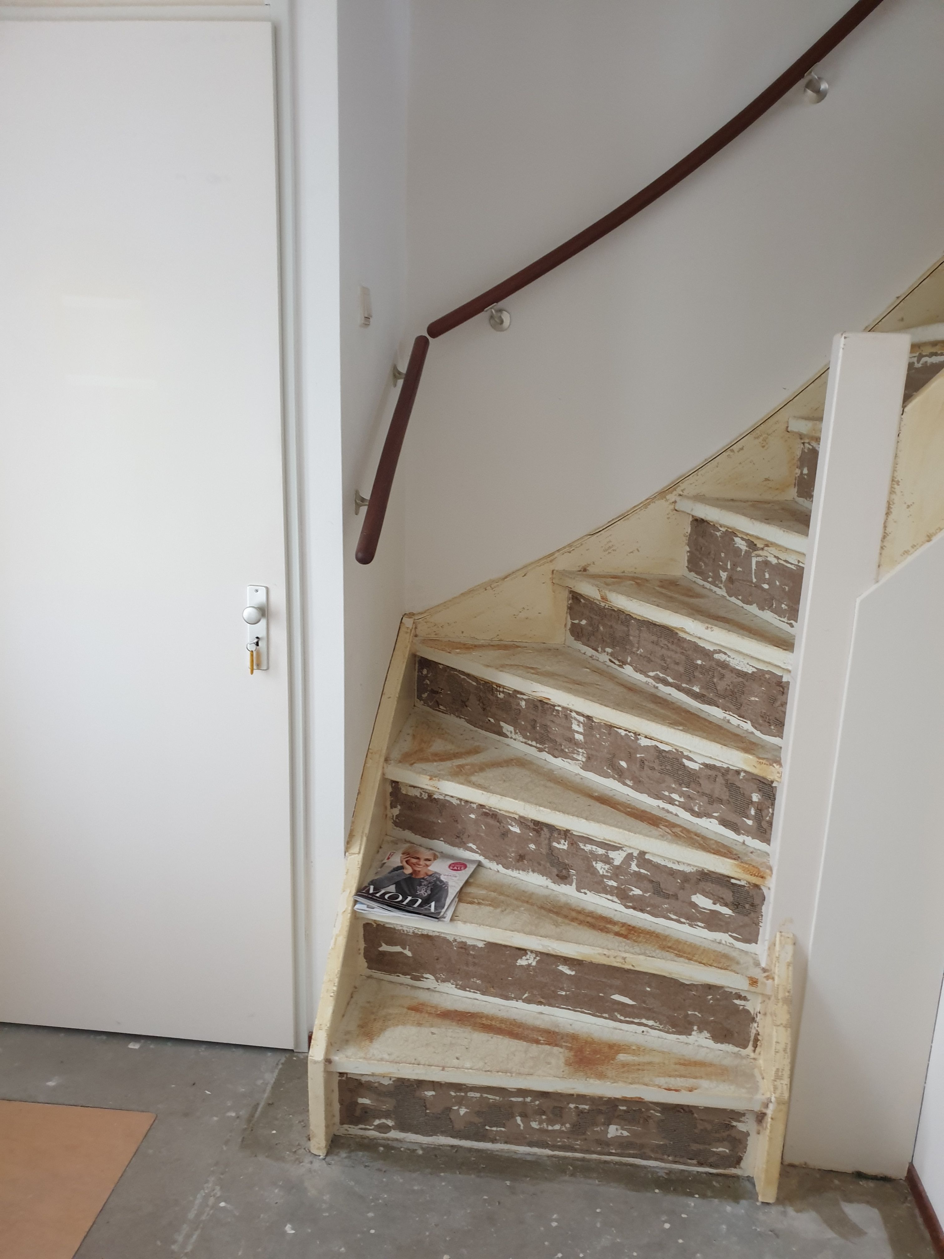 Trap repareren Lijmresten verwijderen en schilderen Werkspot