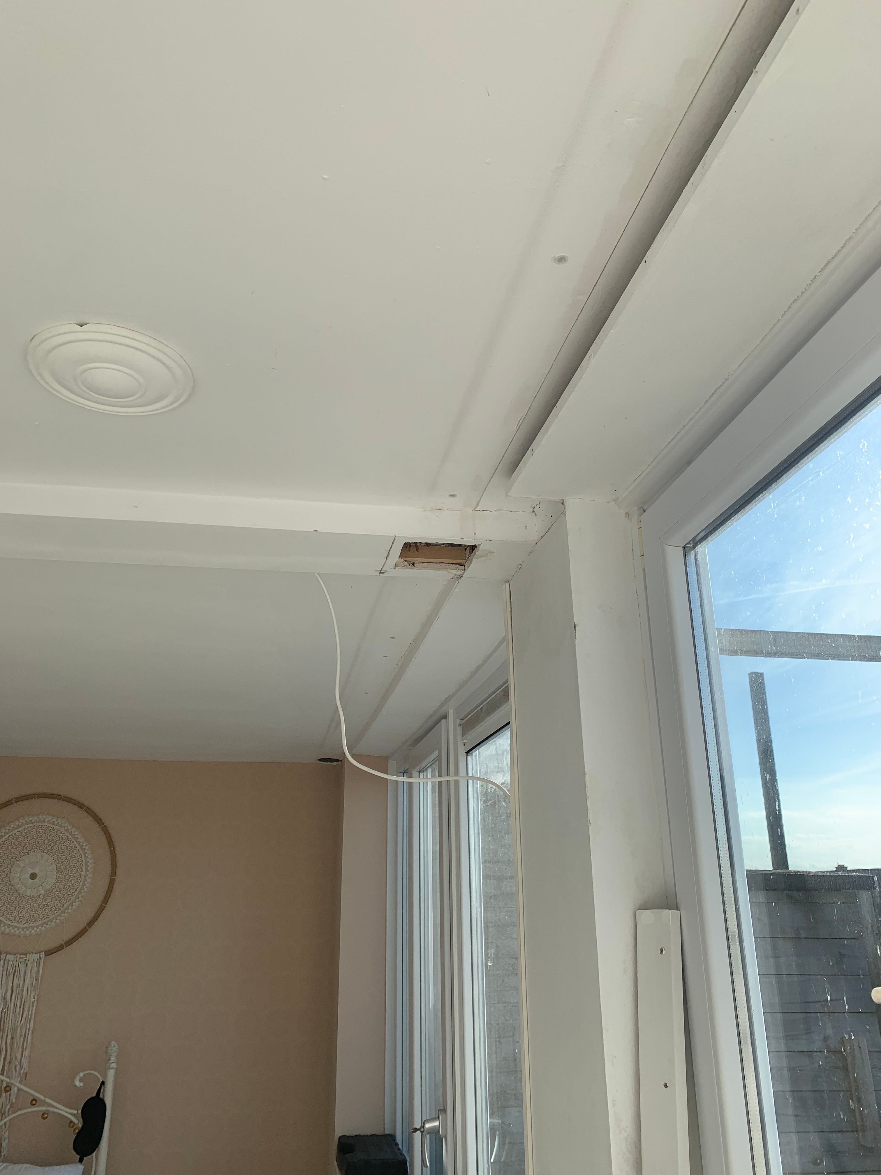 Plafond Houten balk ter bevestiging gordijnrails aan gipsplafond m... Werkspot