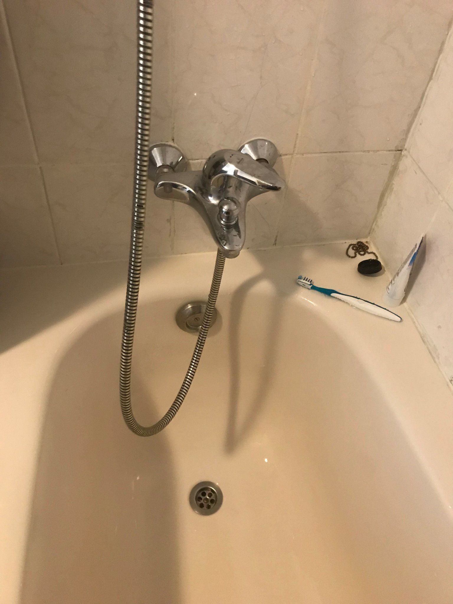 Doucheset en badwand installeren Werkspot