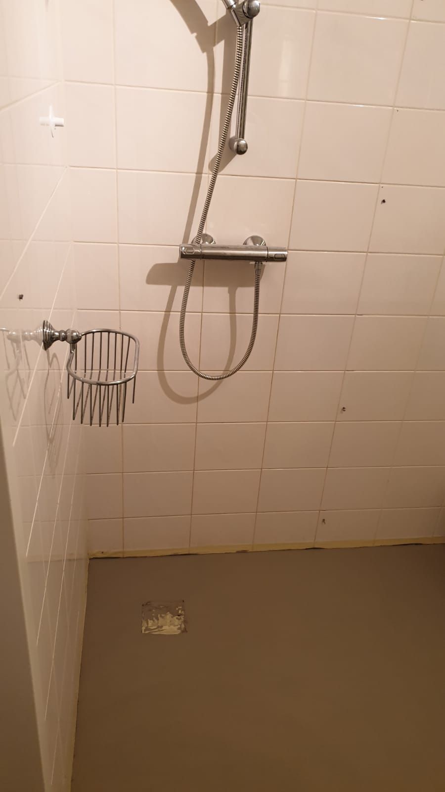 Kitten Toilet, Douche, Bad, microcement vloer Werkspot