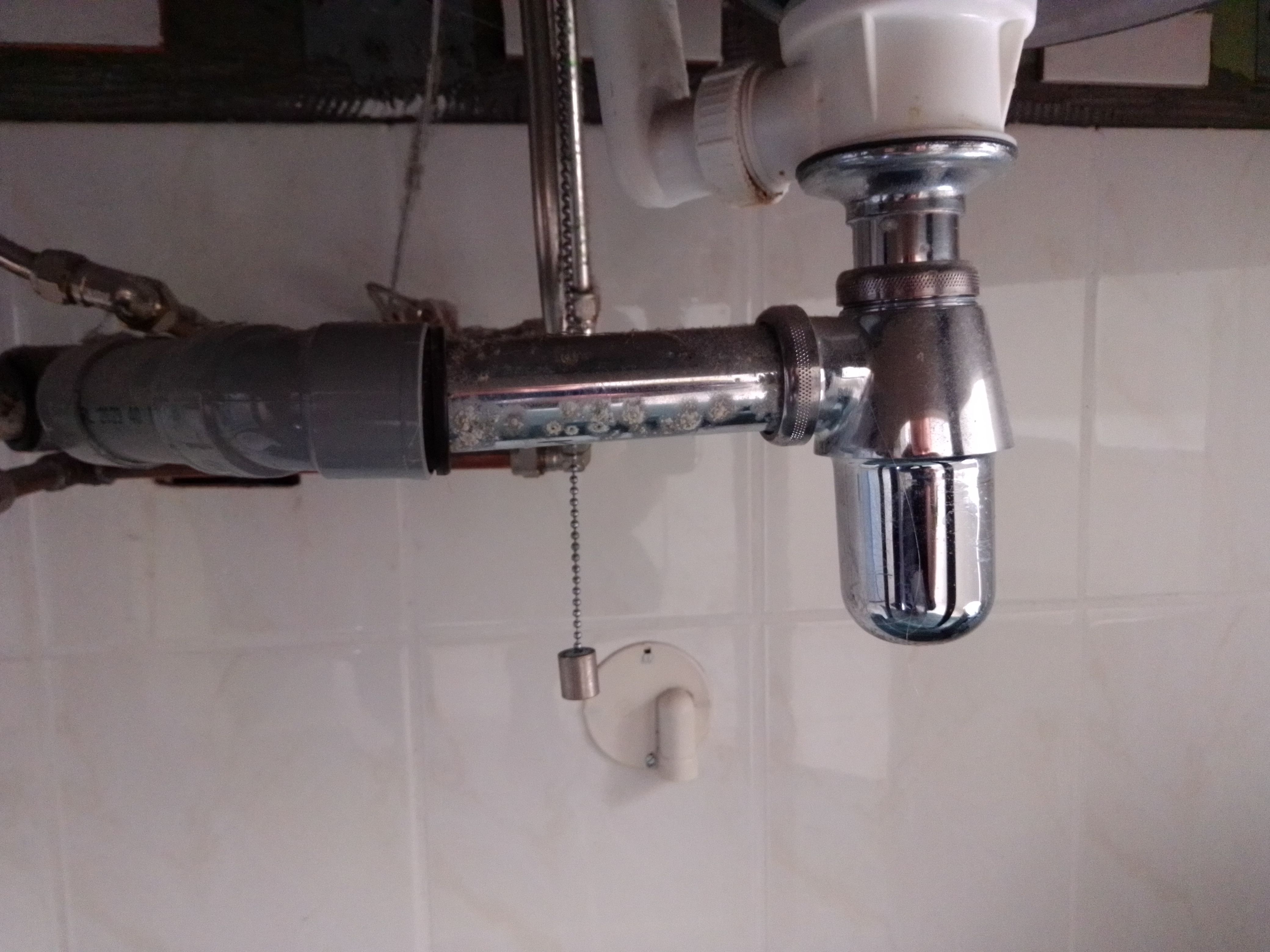 Waterleiding en riolering afvoer onder de wastafel vervangen; Wast... Werkspot