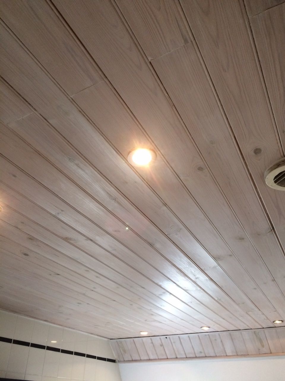 vervangen plafond badkamer door vurenhouten kraaldelen werkspot