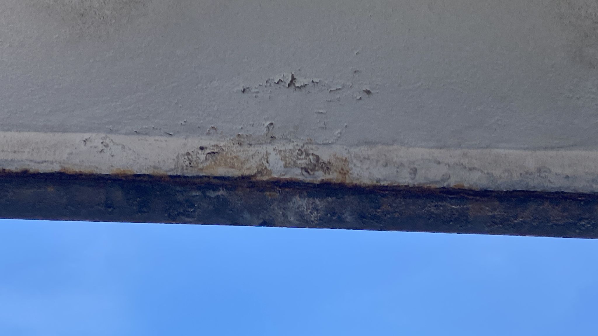 Roest verwijderen van stalen balken en bovenkant e... Werkspot