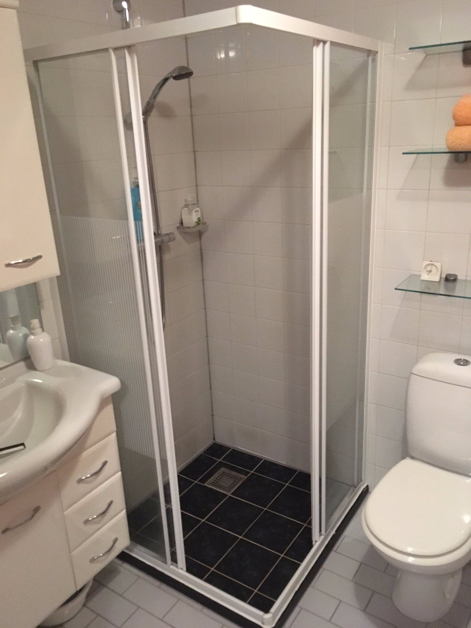 Douchecabine plaatsen + kitten douchecabine en douchevloer Werkspot