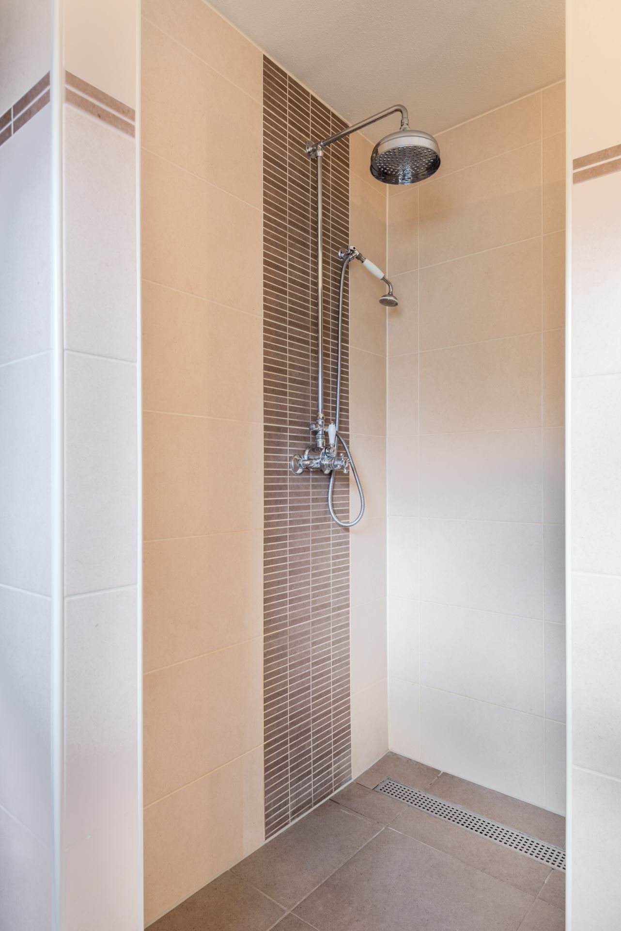 Kitten Douche, Bad, vloer Werkspot