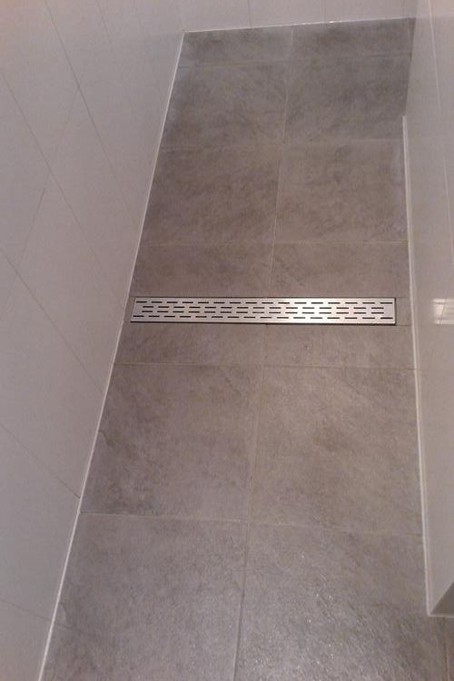 Voegen renovatie tegelvloer inloopdouche badkamer en opnieuw afkitten
