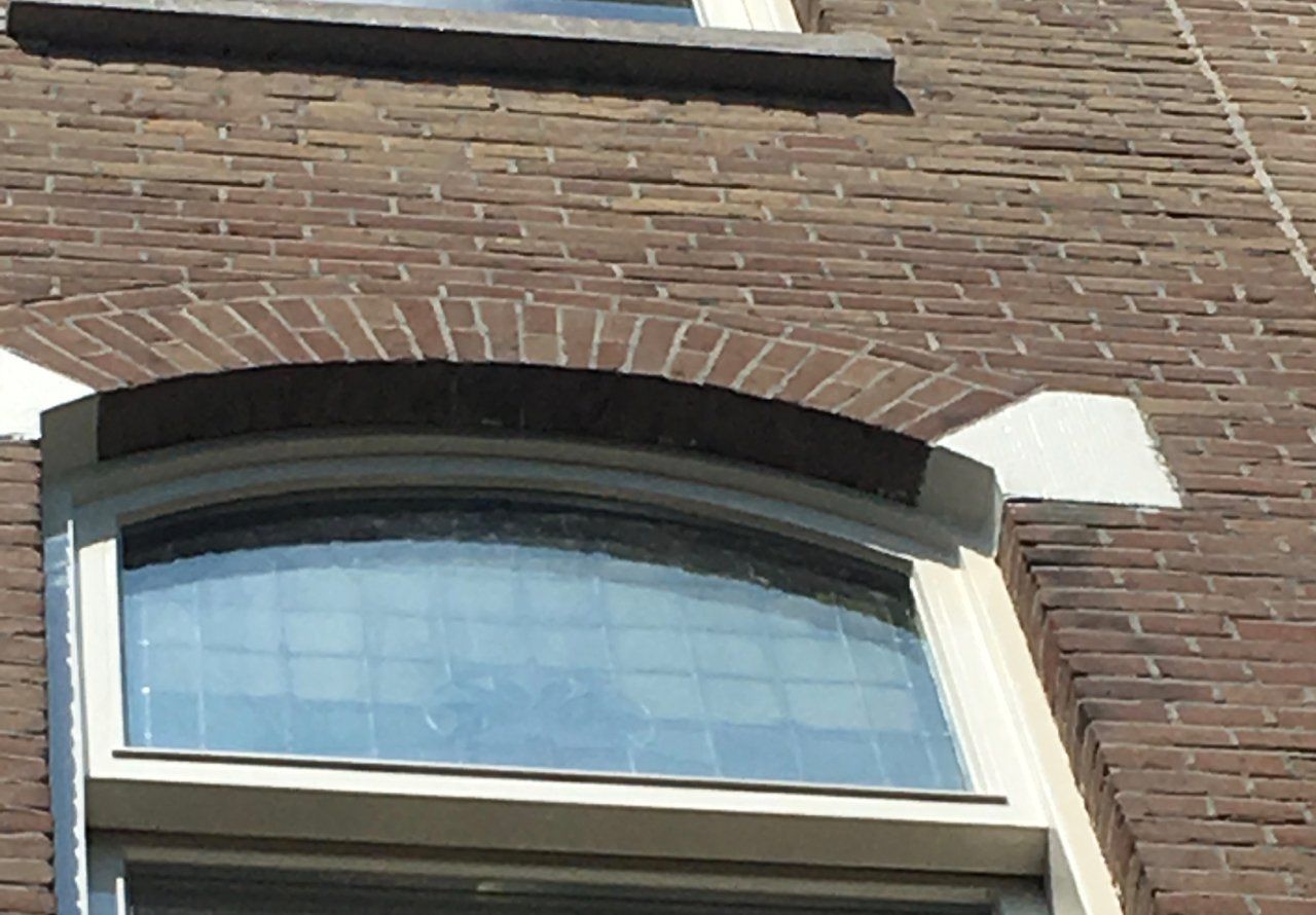 Lekkage kozijn bij hevige regen en wind op de pui Werkspot