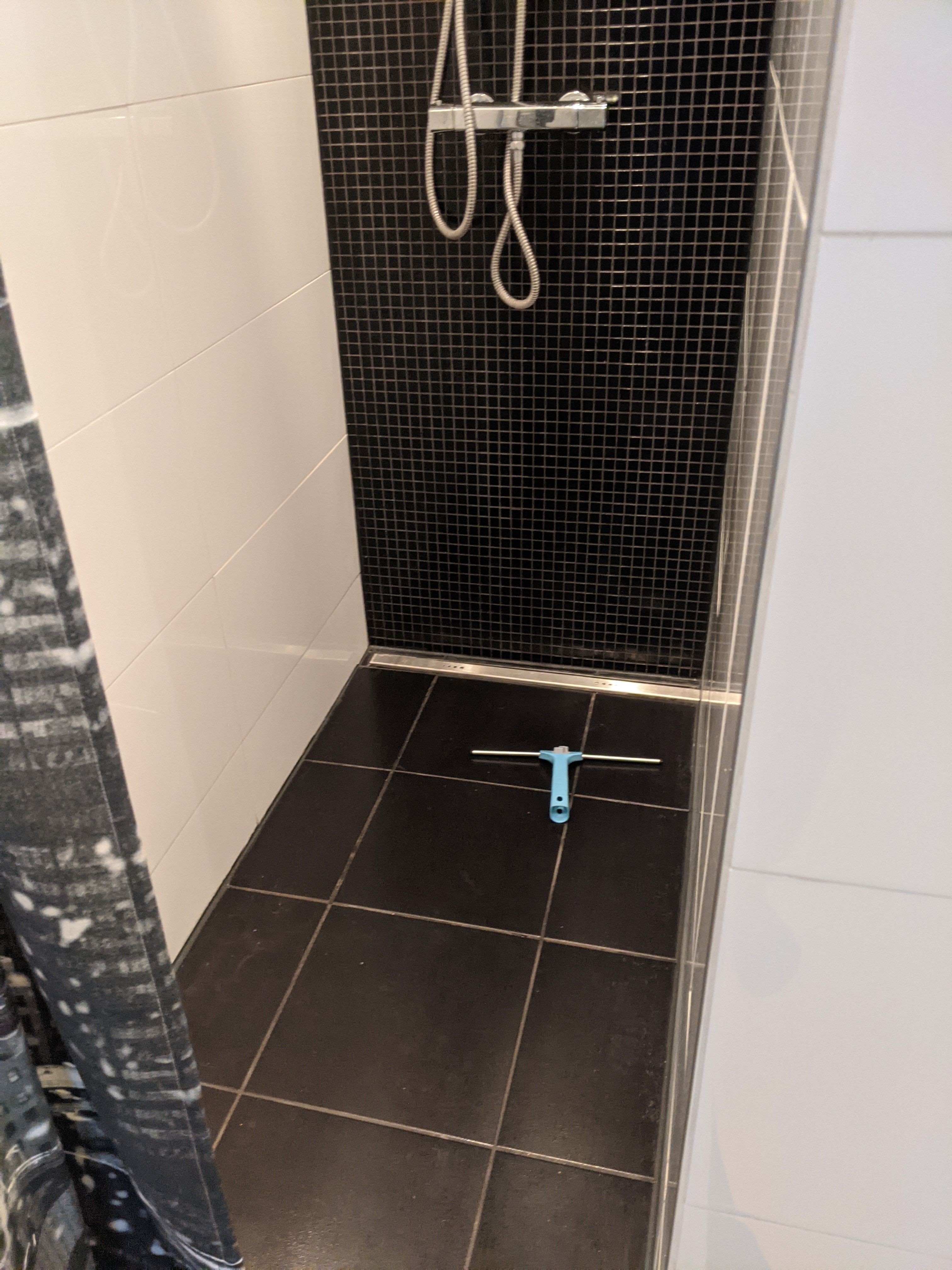 Badkamer 1 m²; Oude tegels/voegen en kit uit douchevloer van 70x14