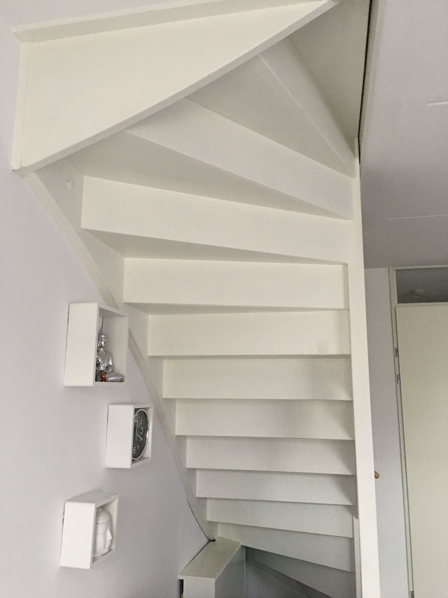 2 trappen met behorende gedeelte schuren en verven Werkspot