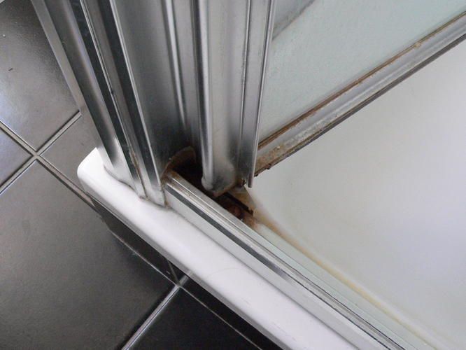 Opnieuw kitten douche en schoonmaken voegen Werkspot