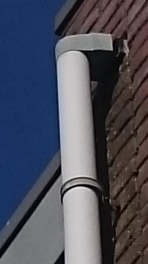 De regenpijp losgekomen van de muur. De 4 beugels van de ca. 5 mete... Werkspot