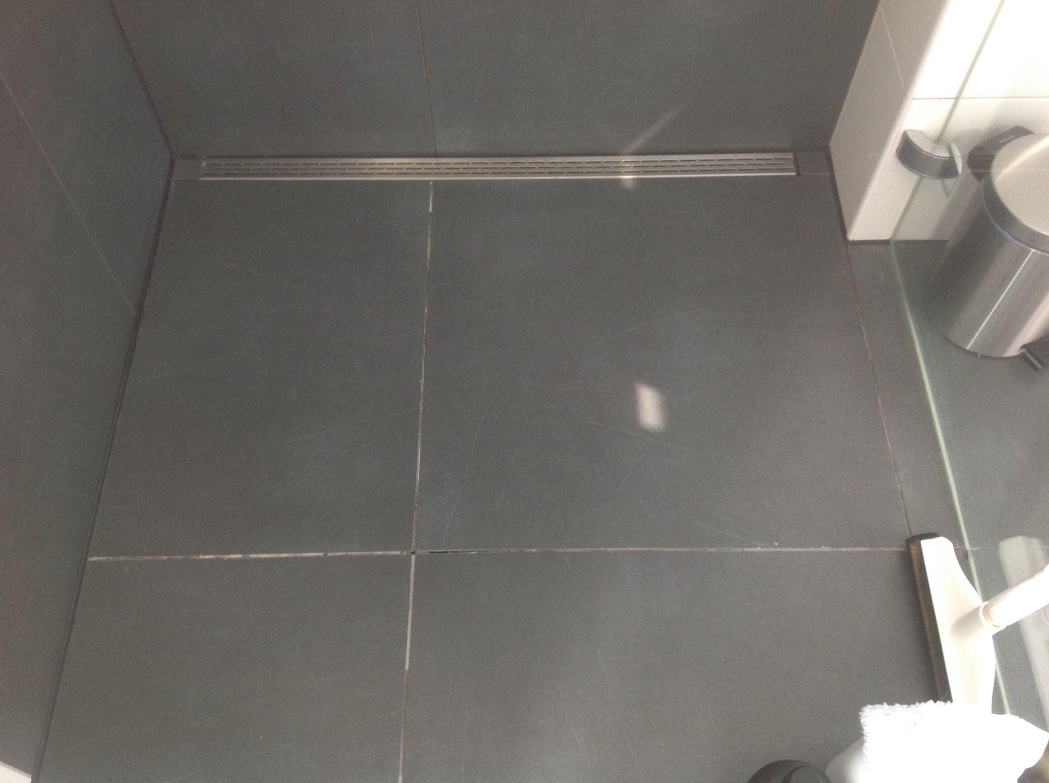 Losse vloertegel douche herstellen + voegen Werkspot