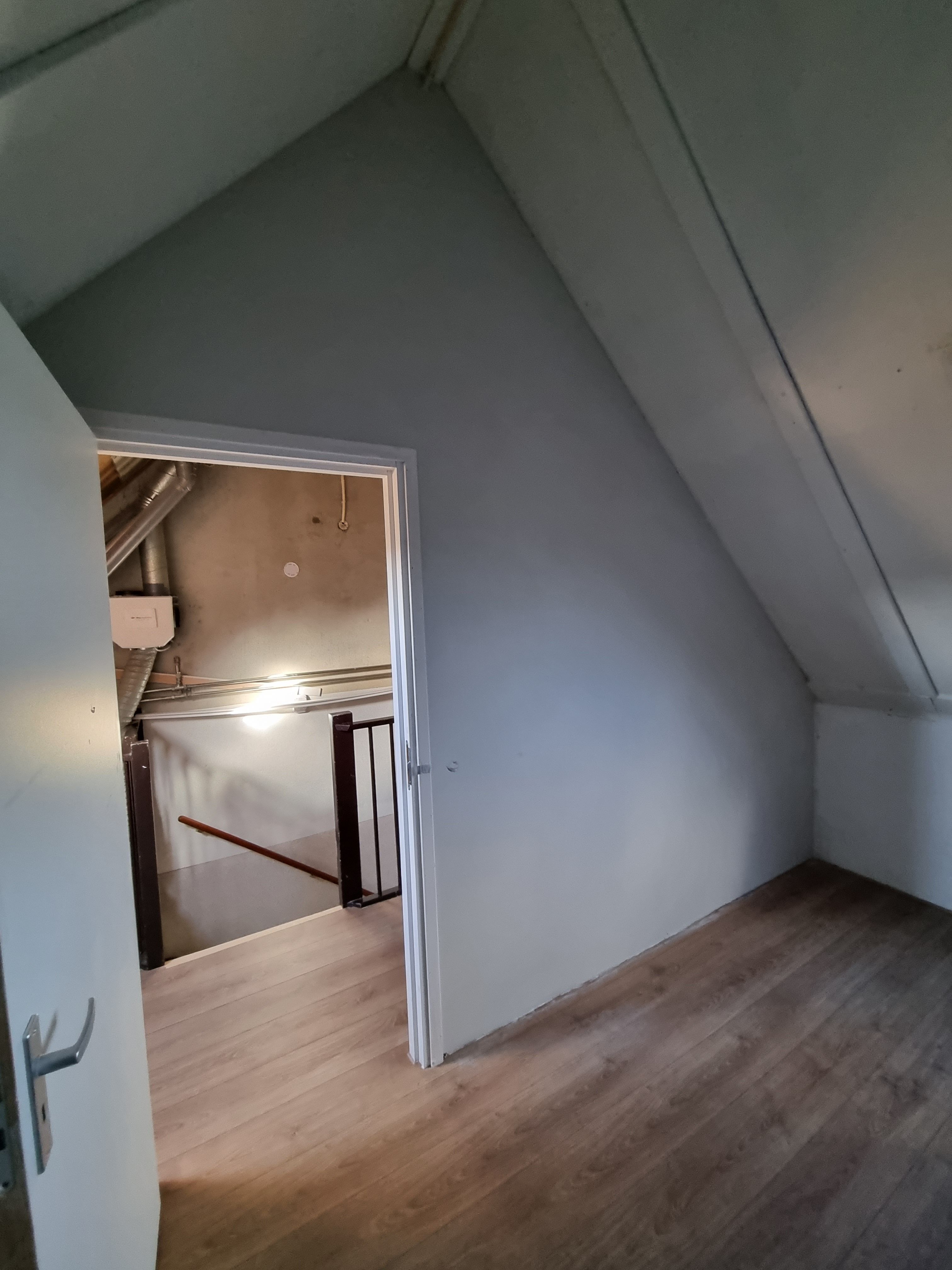 Zolder renoveren Plaatsen van muur/wand met deur Werkspot