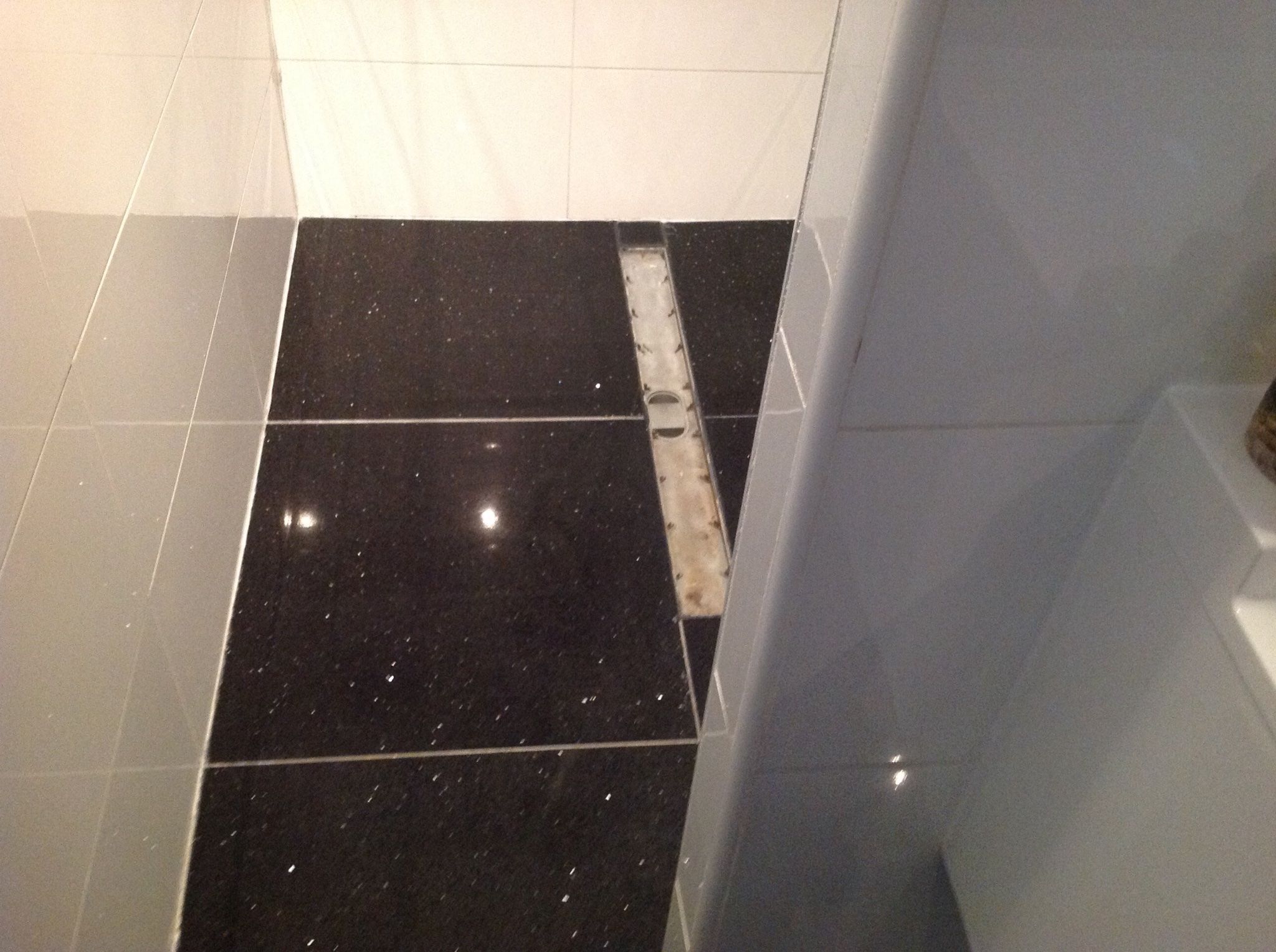 Opnieuw kitten badkamer oude kit verwijderen opnieuw kitten douche