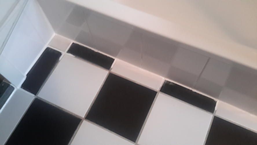 Douche cabine voegen en kit herstellen, enkele tegels vervangen