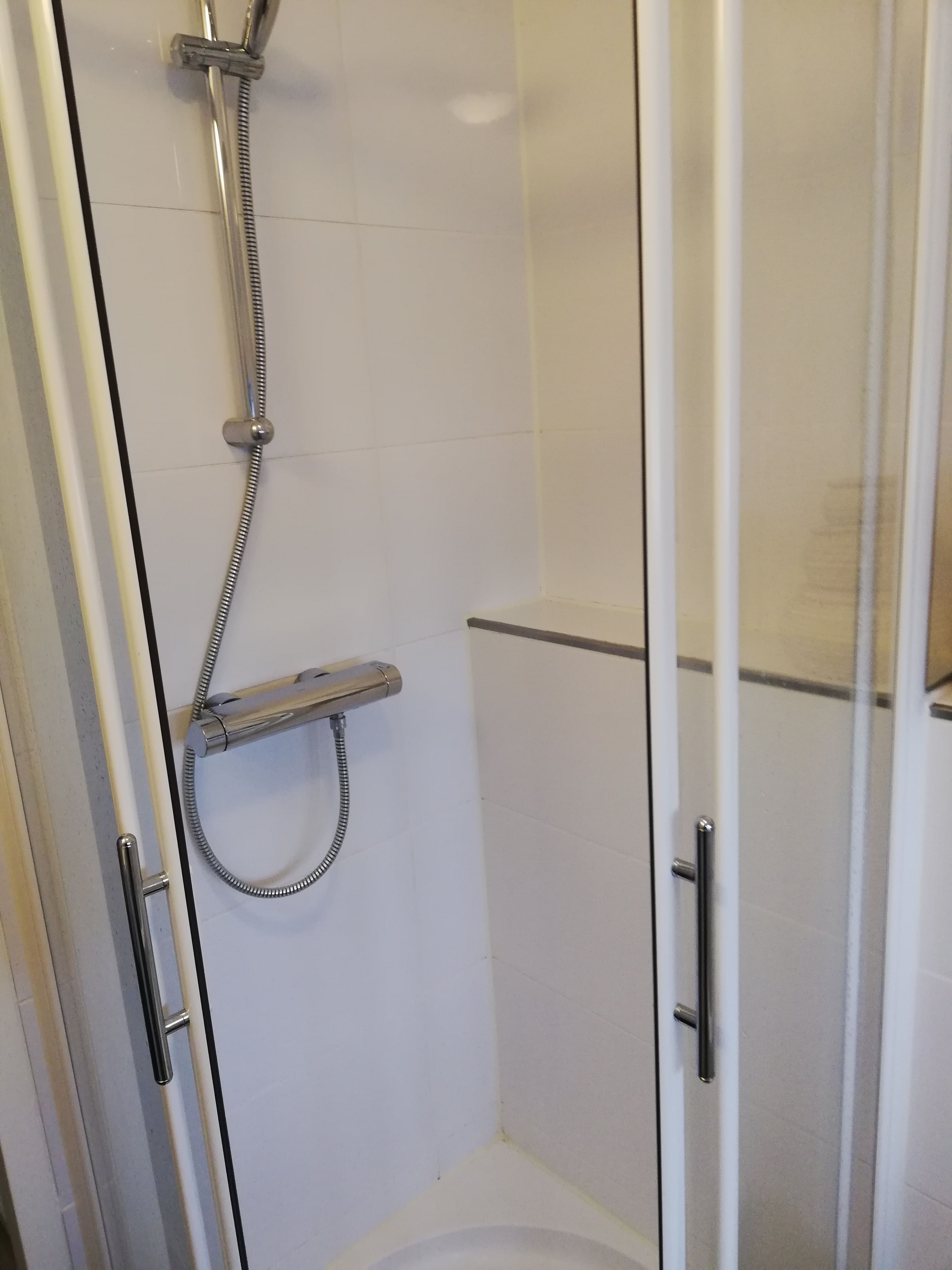 Badkamer Vervangen kitrand, reparatie voegen van douchecabine Werkspot