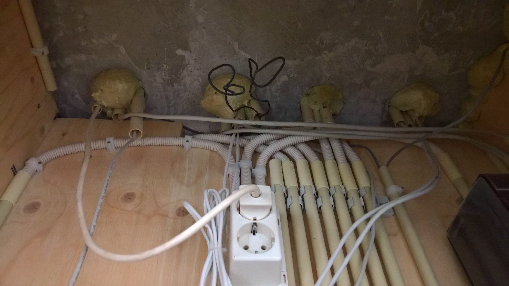 Kabels trekken in natte kruipruimte Werkspot