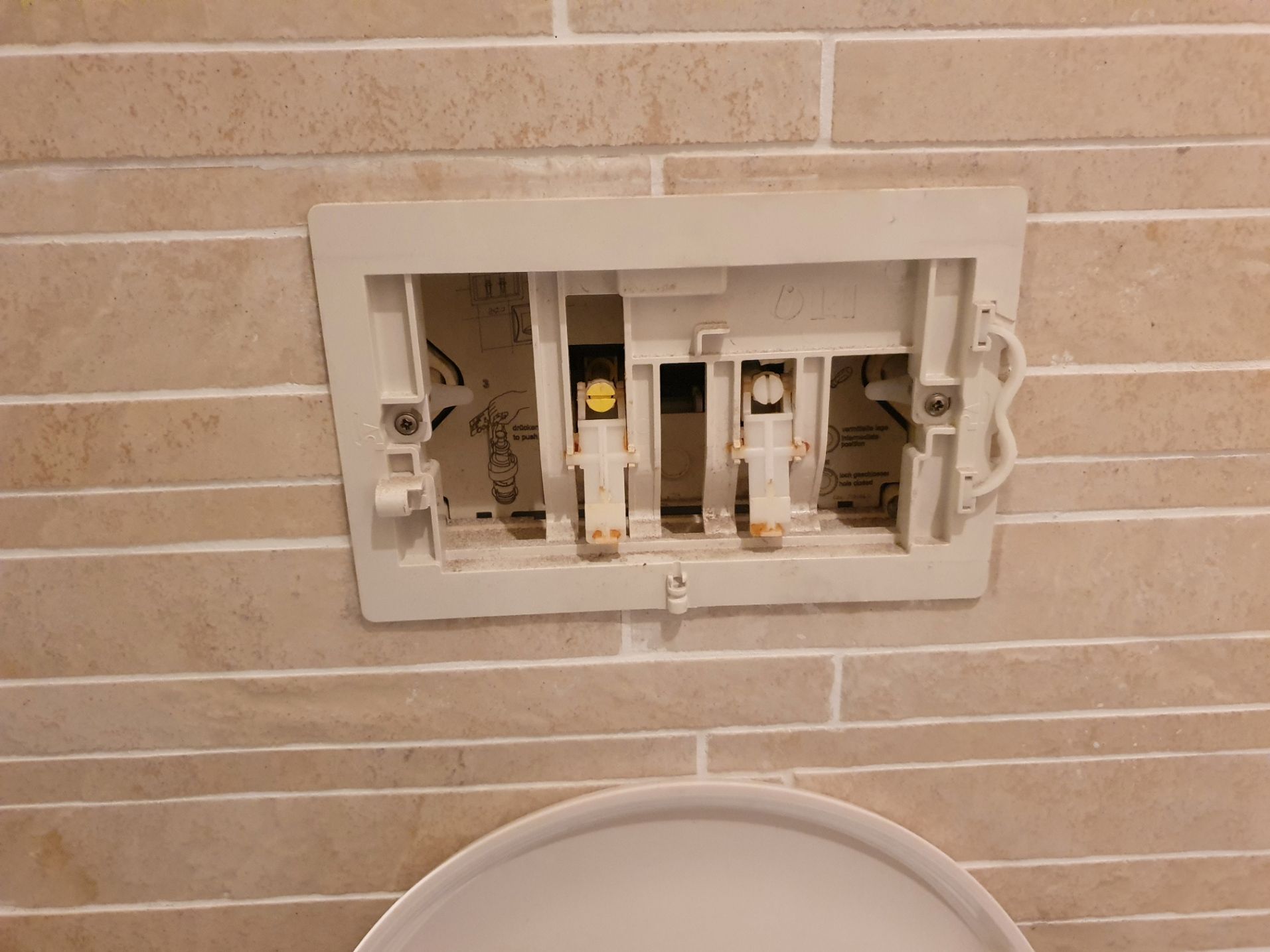 Toilet repareren Toilet blijft doorlopen Werkspot