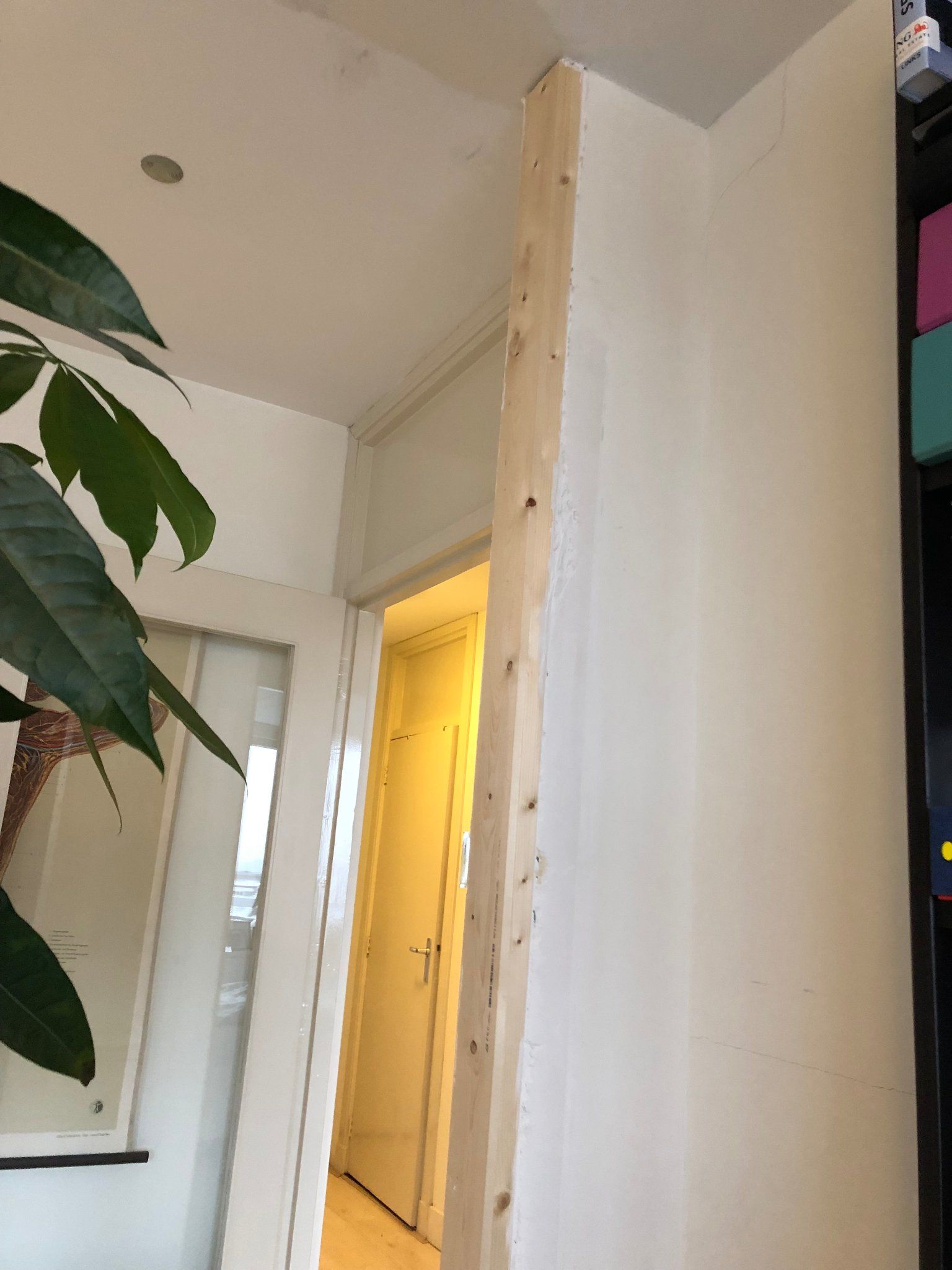 Miles Immuniseren bezig kopse kant van muur stucen + plafond afwerken - Werkspot