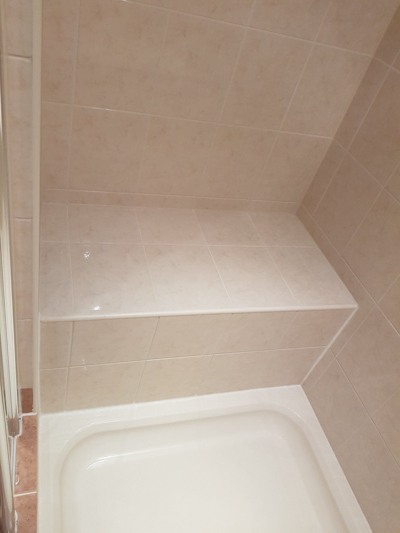 Douchecabine vloer leggen douche en afvoer verplaatsen en tegelen