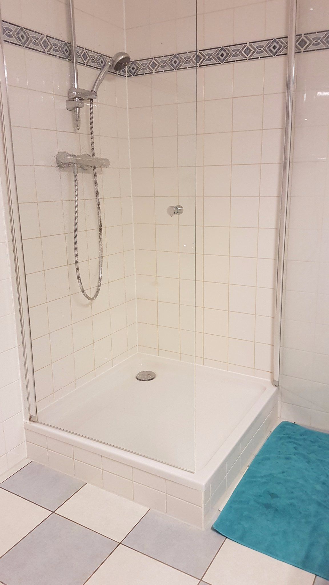 Douchecabine geheel verwijderen en plaatsing nieuwe douchebodem. Werkspot