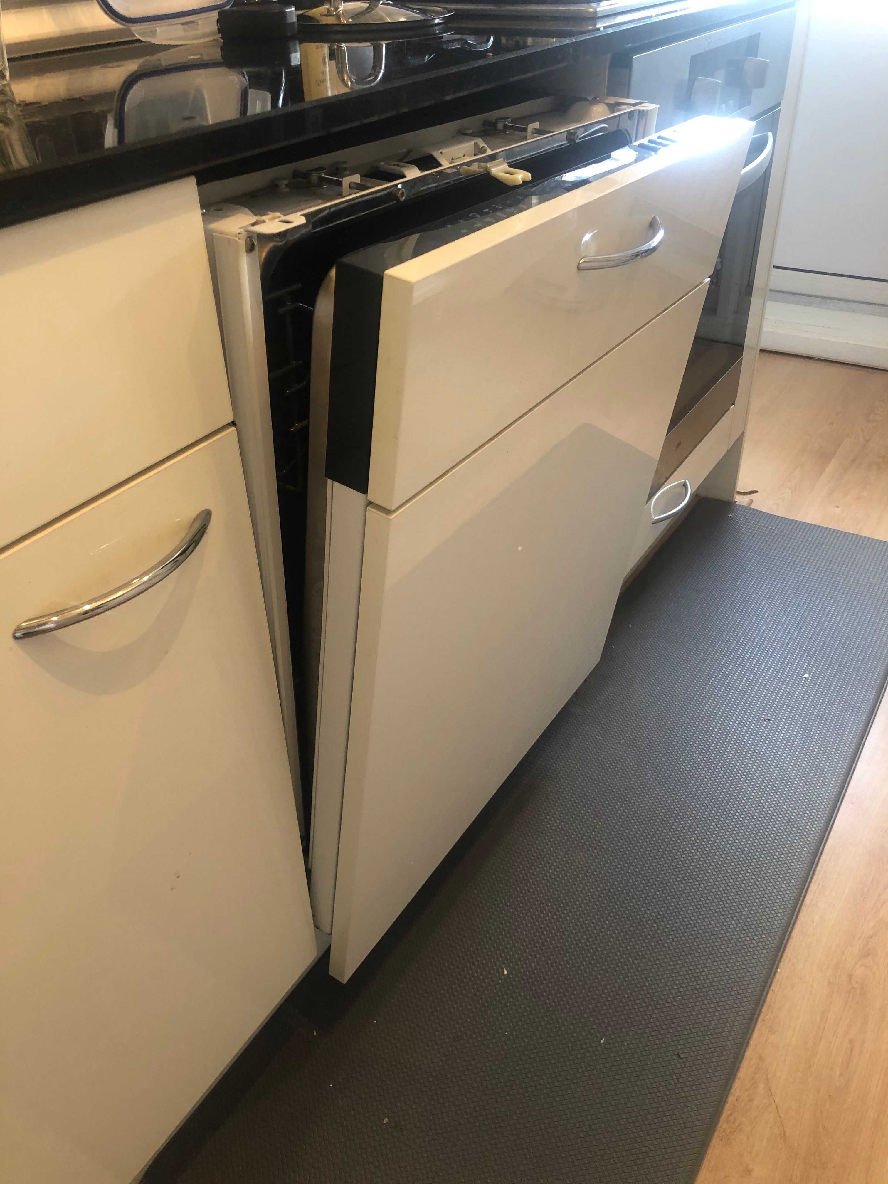Keuken renovatie Remove the dishwasher stuck in Werkspot