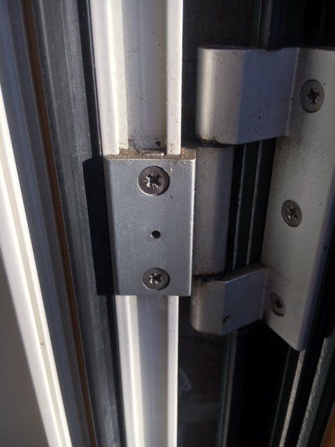 Aluminium deur scharnieren repareren en weer goed laten sluiten. - Werkspot