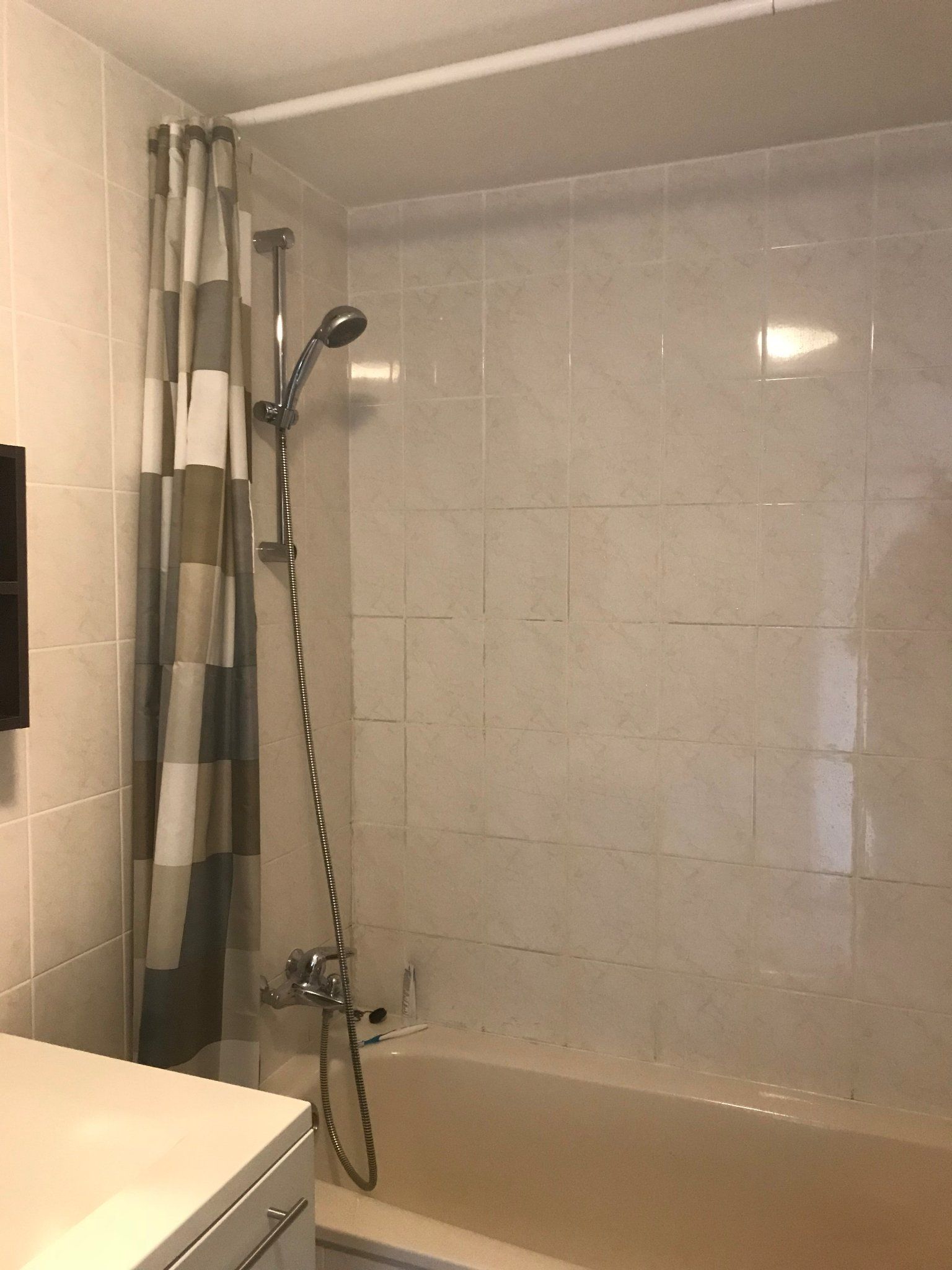 Doucheset en badwand installeren Werkspot