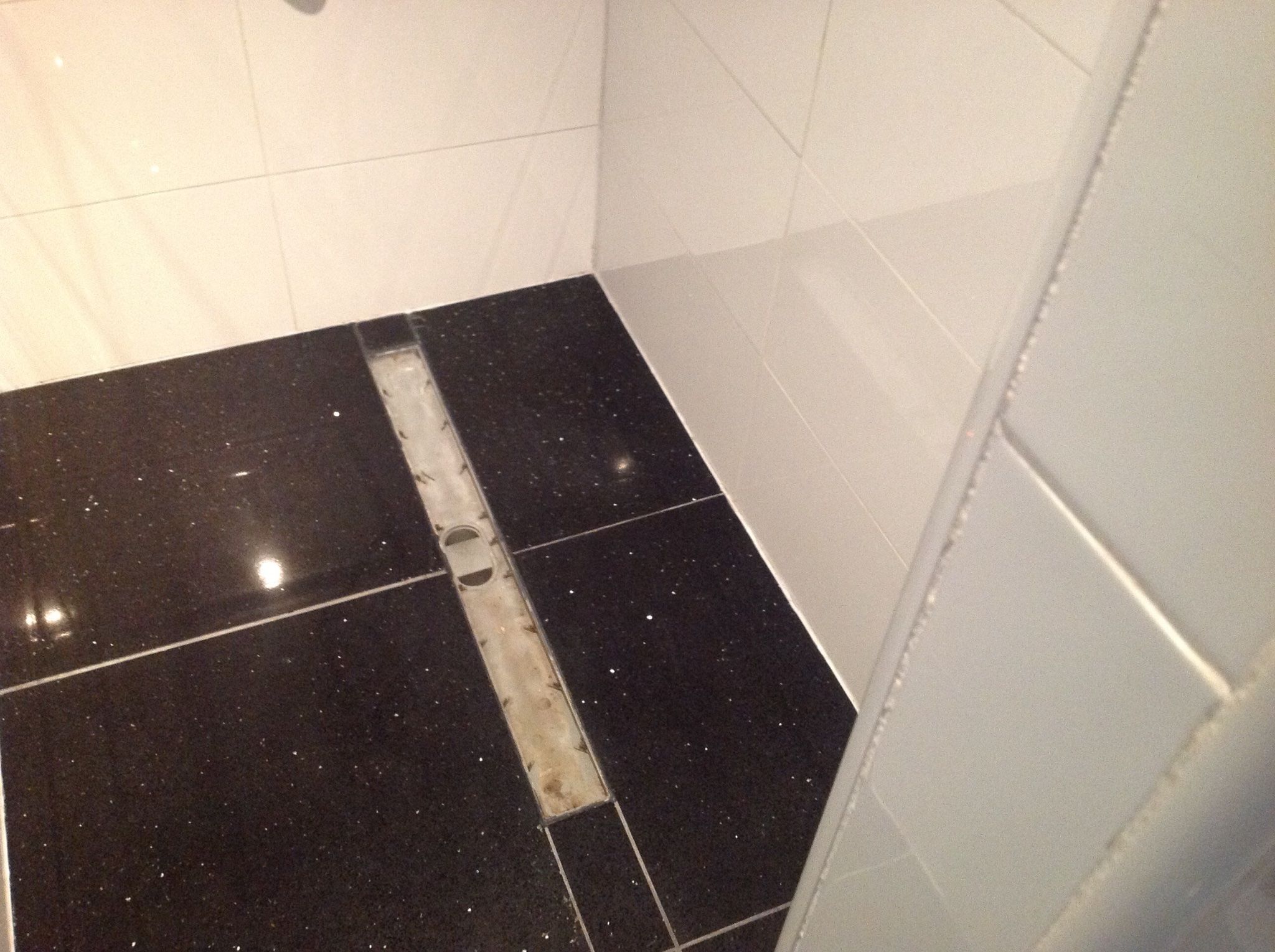 Opnieuw kitten badkamer oude kit verwijderen opnieuw kitten douche