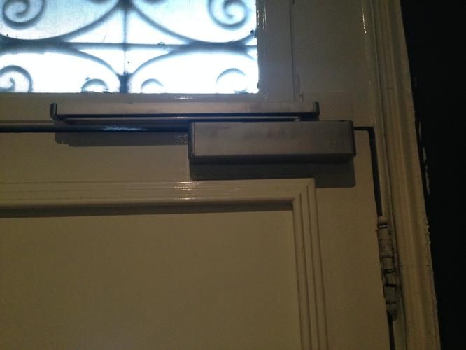 Deurdranger herstellen of instellen, zodat deur