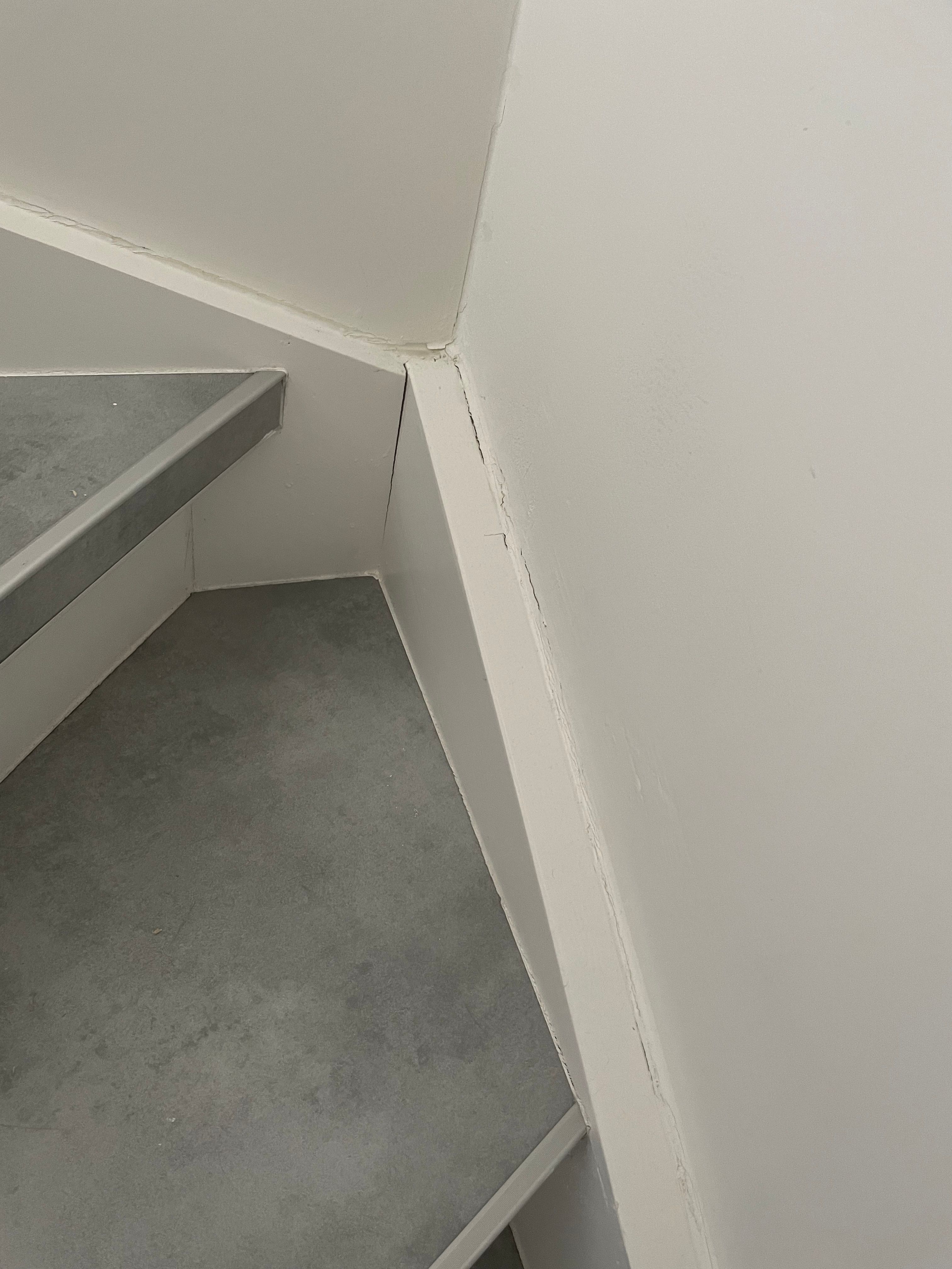 Trap repareren Oude kit verwijderen bij 2 trappen en opnieuw afkitten Werkspot